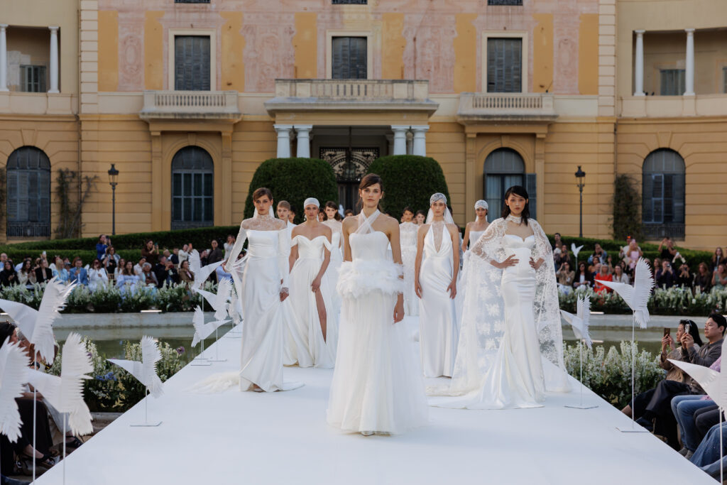 Булчински модели на подиума на Barcelona Bridal Fashion Week 2026